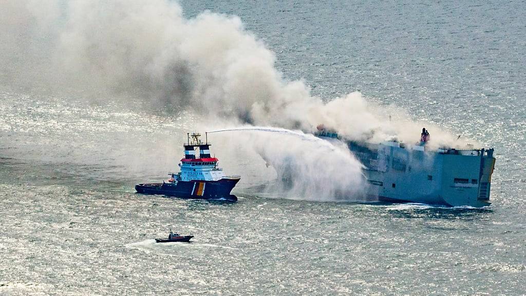 Auch deutsche Schiffe sind bei den Löscharbeiten beteiligt. Foto: Herman IJsseling/FLYING FOCUS aerial photography/dpa