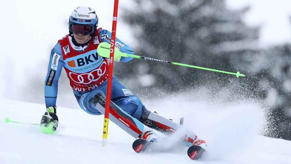 Der Norweger Henrik Kristoffersen führt beim Slalom in Wengen.