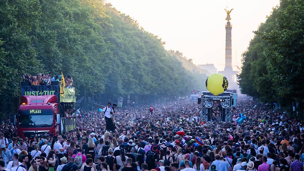 Rund 300 Künstler und 30 Wagen waren laut Veranstalter bei der riesigen Party-Demo zwischen Siegessäule und Brandenburger Tor dabei.