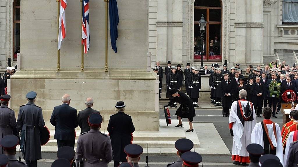 Königin Elizabeth II legt einen Kranz am Kriegsdenkmal nieder.