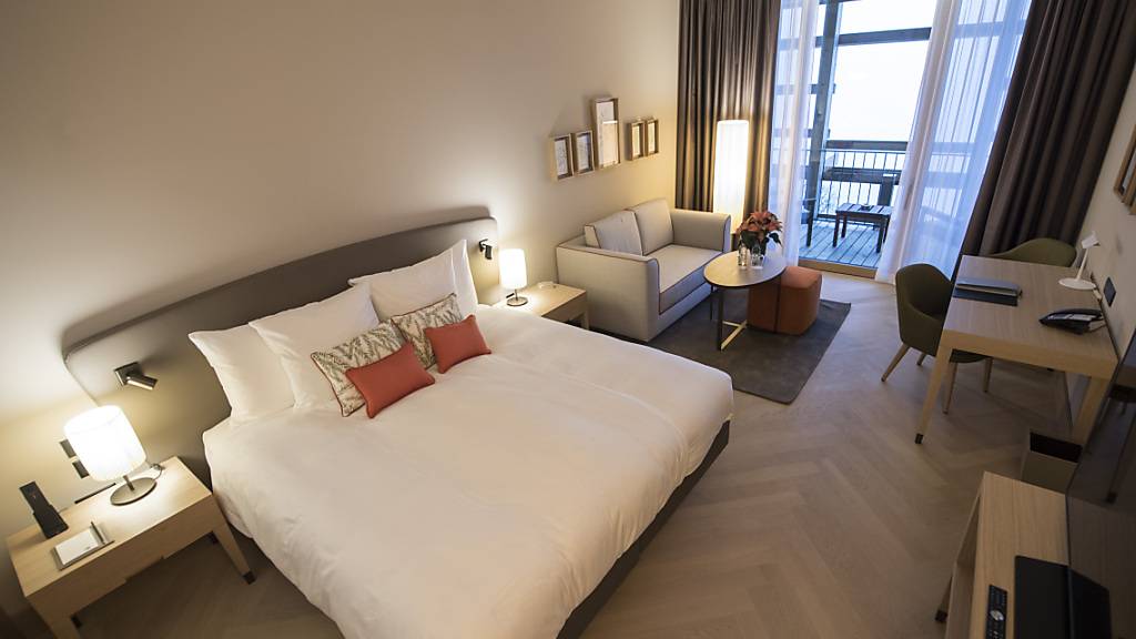 Zahlreiche Betten bleiben in den Schweizer Hotels wegen der Corona-Pandemie leer. (Archivbild)