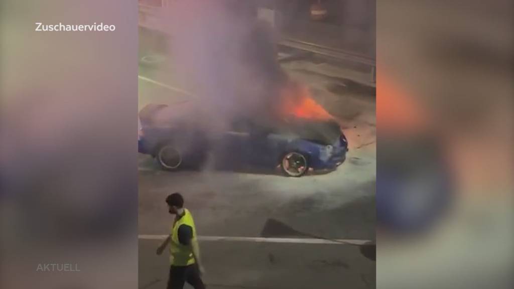 Auto brennt bei Tankstelle in Würenlos