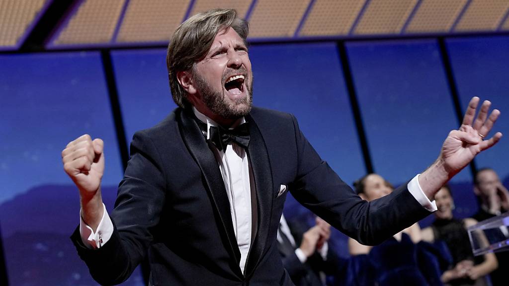 Ruben Ostlund, Filmregisseur aus Schweden, feiert nachdem er die Goldenen Palme für den «Triangle of Sadness» bei der Preisverleihung der 75. Internationalen Filmfestspiele in Cannes erhalten hat. Foto: Joel C Ryan/Invision/dpa