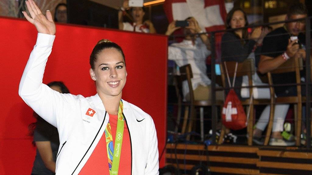 Giulia Steingruber feiert ihre am Sprung gewonnene Bronzemedaille im House of Switzerland