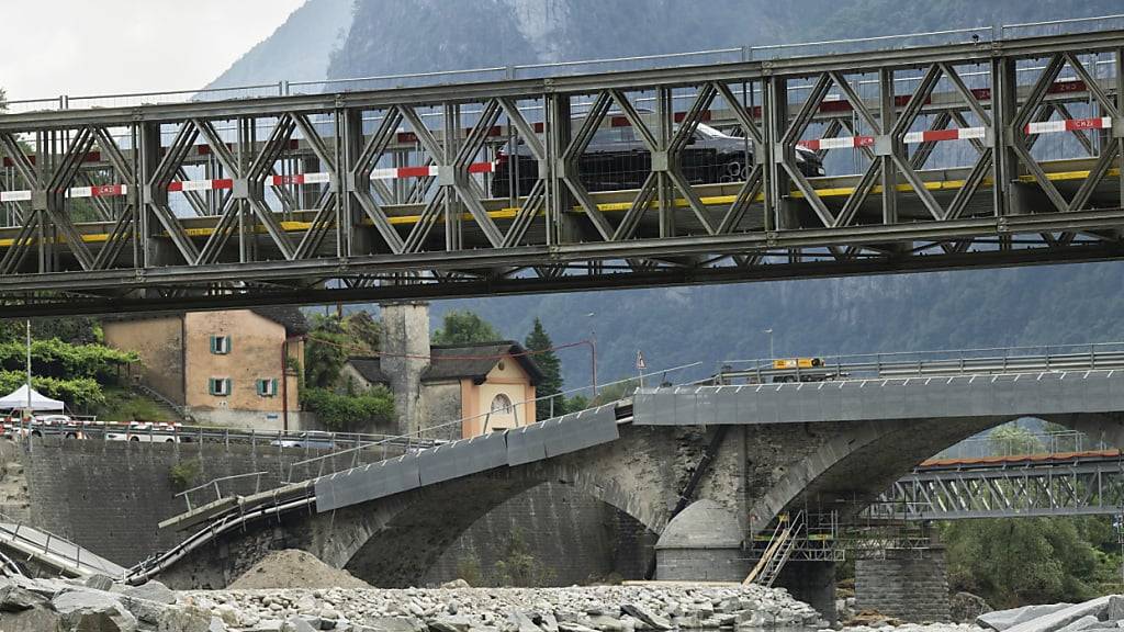 Die Armee erstellte im Tessin eine 61 Meter lange Notbrücke über die Maggia. (Archivbild)