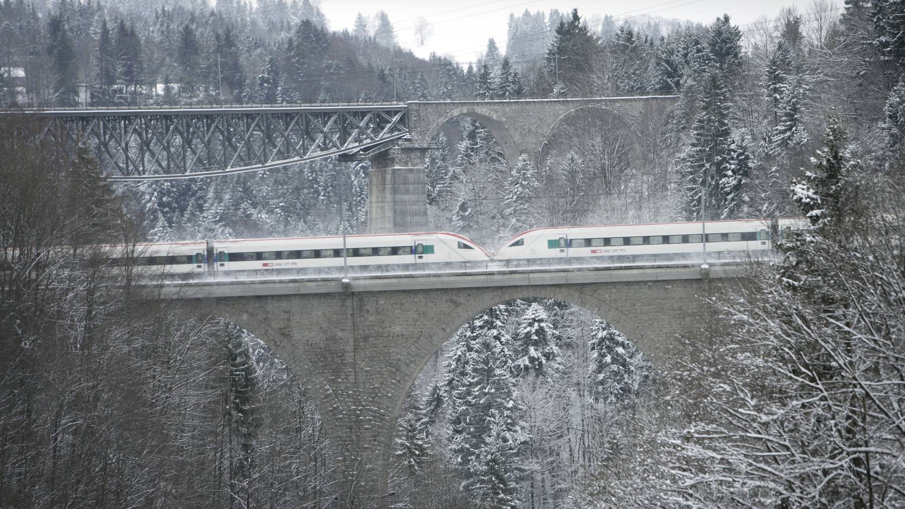 Die SBB-Sitterbrücke (vorne) wird für den Fuss- und Veloverkehr einen Tag lang gesperrt