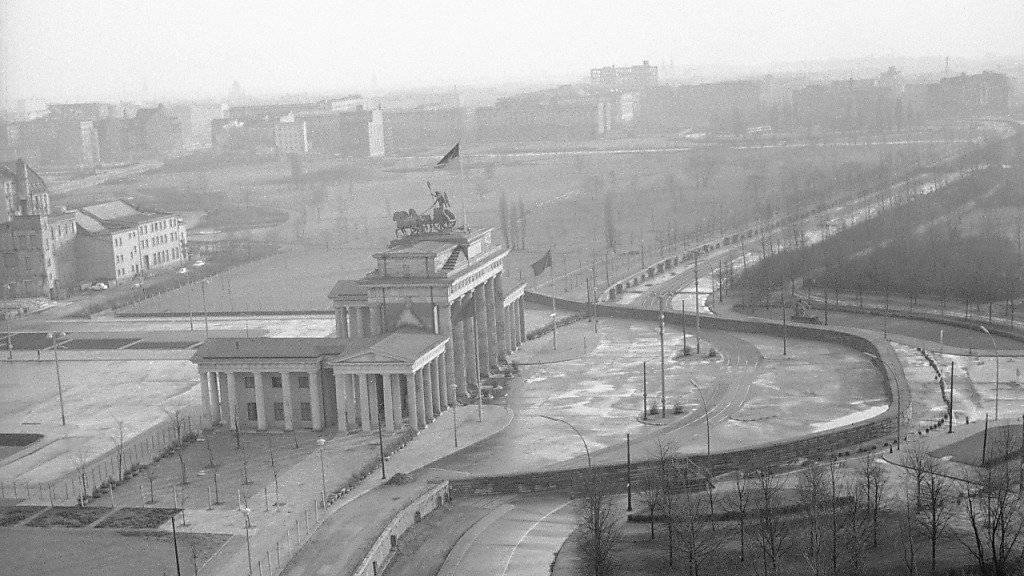 Die Berliner Mauer ist am heutigen Montag genauso lange weg, wie sie existiert hatte. (Archivbild)