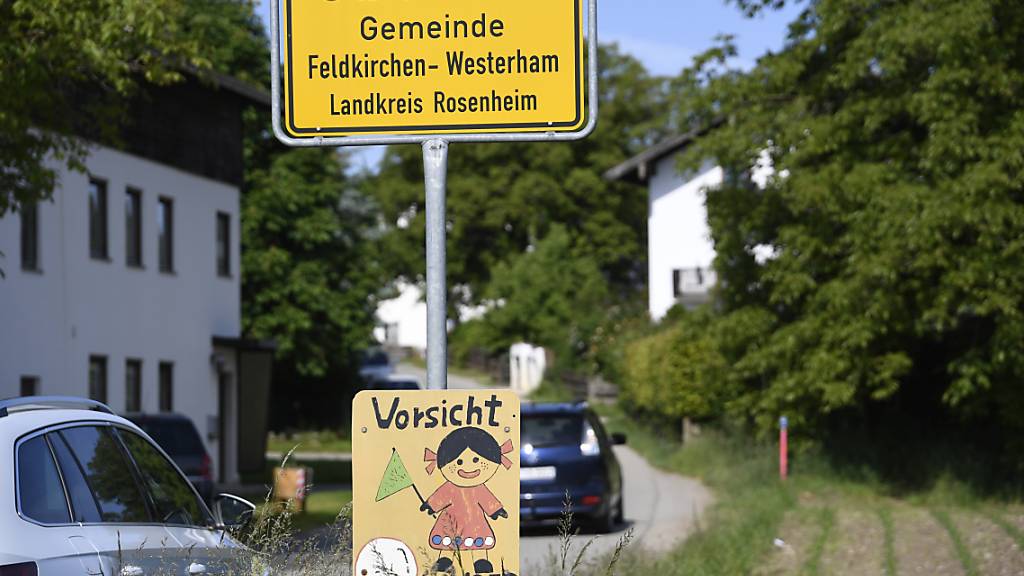 Ortsschild von Oberreit, der Gemeinde Feldkirchen-Westerham, wo am Donnerstag (03.06.2022) am Abend ein 10-jähriger Junge vermutlich von einer Kuh erdrückt wurde. Foto: Uwe Lein/dpa