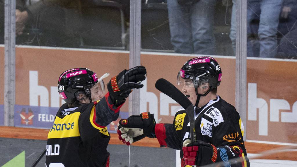 Alain Graf (rechts) bejubelt mit Thierry Schild sein erstes National-League-Tor (zum 5:2 gegen Ajoie)