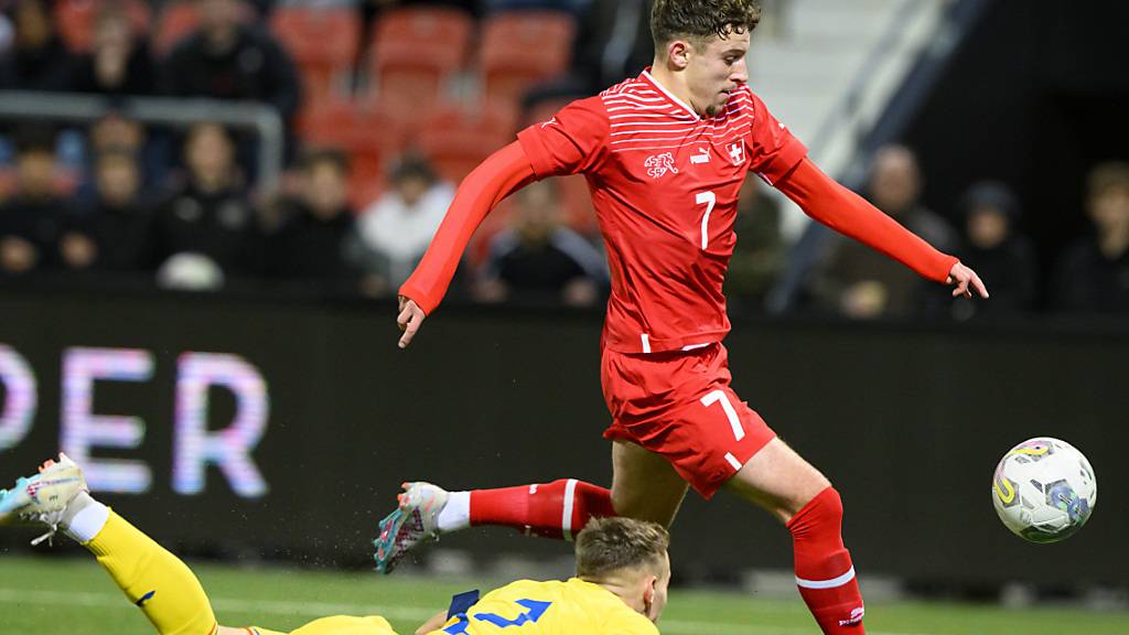 Daniel Dos Santos umkurvt in der 88. Minute den Rumänen Alexandru Pantea und gleicht zum 2:2 aus