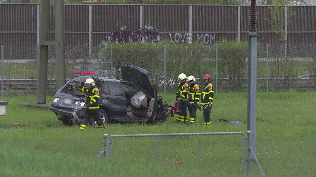 Unfall nach Verfolgungsjagd: In Walterswil fliegt ein Auto über einen Zaun und in ein Elektrizitätswerk