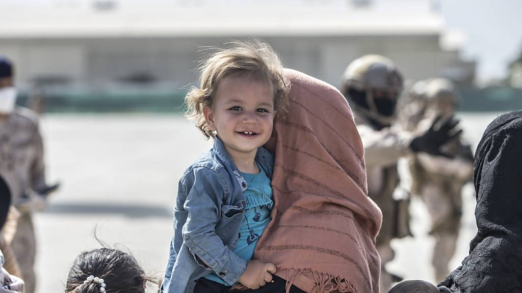 Warten auf den Abflug: Ein afghanisches Kind auf dem Flughafen in Kabul.