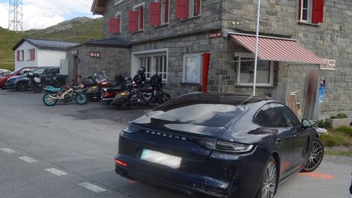 Verletzte bei Kollision von Motorrad mit Auto auf Berninapass GR