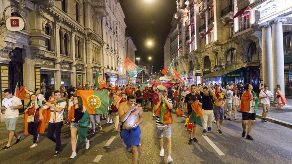 Fröhlich und friedlich: Portugiesische Fussballfans feiern in den Strassen von Lausanne den EM-Sieg ihrer Mannschaft.
