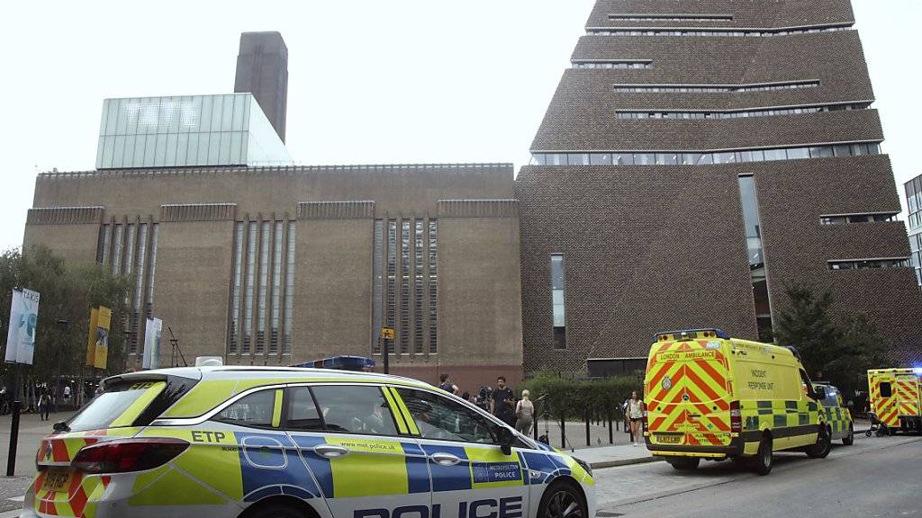 Kranken- und Polizeiautos warten vor dem Museum Tate Modern in London, nachdem ein Jugendlicher ein 6-jähriges Kind von der Aussichtsplattform gestossen hat. Der Täter muss sich wegen versuchten Mordes verantworten.