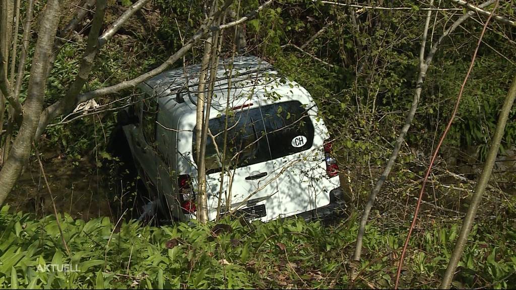 Künten AG: Auto landet im Bach