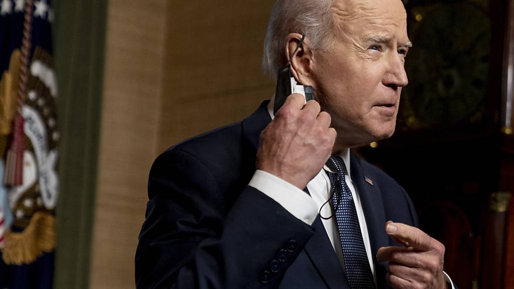 Joe Biden, Präsident der USA, nimmt im Treaty Room des Weißen Hauses seine Schutzmaske ab, um über den Abzug der restlichen US-Truppen aus Afghanistan zu reden. Foto: Andrew Harnik/AP Pool/dpa