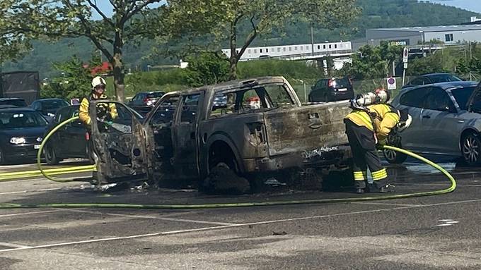 Auto brennt beim Gäupark komplett aus – keine Verletzten