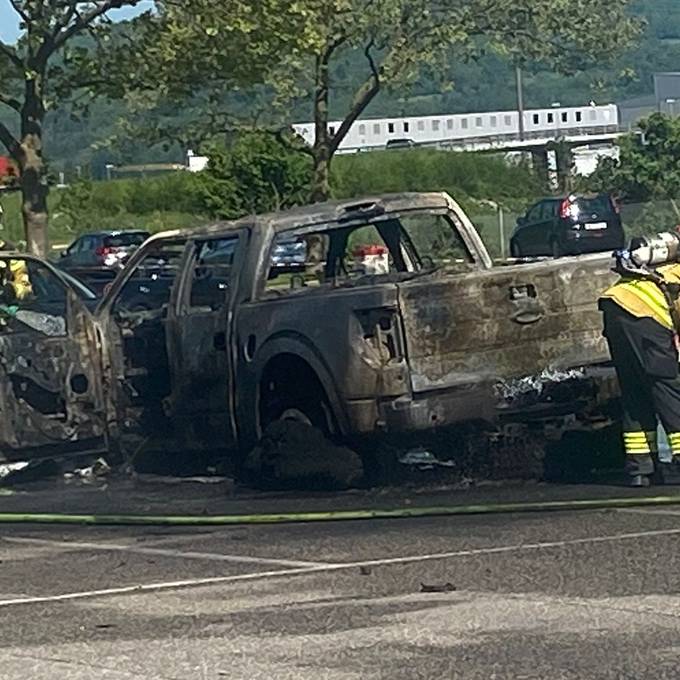 Auto brennt beim Gäupark komplett aus – keine Verletzten