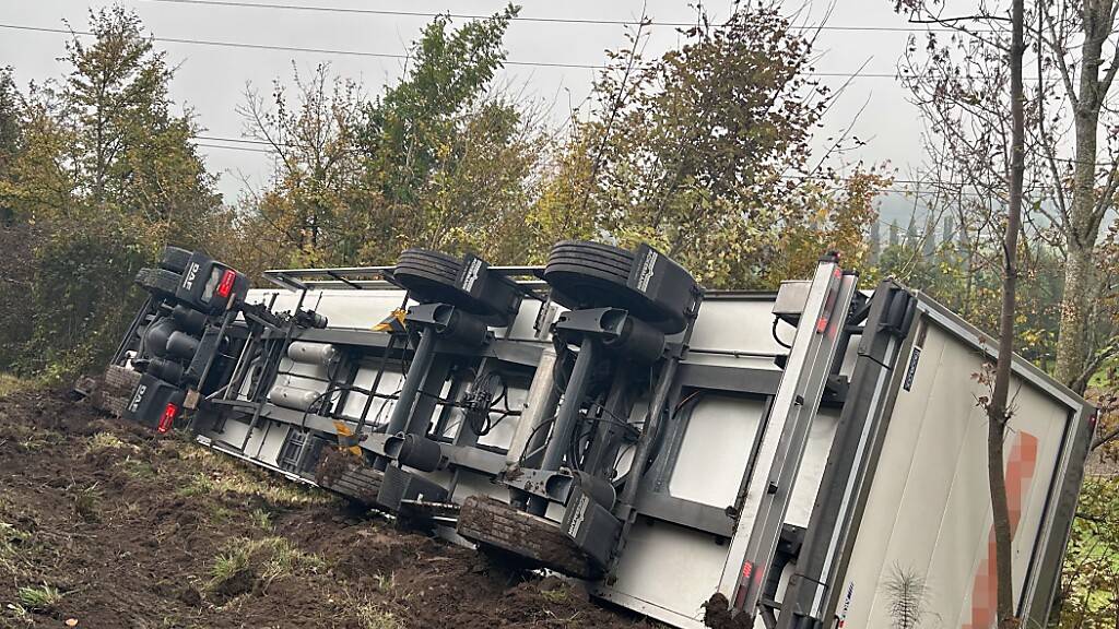 Sattelschlepper kippt in Moosleerau AG zur Seite