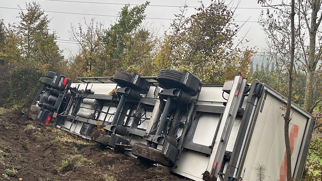 Nach dem Unfall um 11.00 Uhr blieb die Strasse zwischen Moosleerau AG und Triengen LU bis um 20.00 Uhr gesperrt.