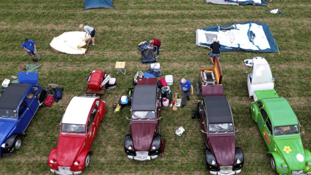 9000 Personen übernachten während des 2CV-Treffens auf dem dafür eingerichteten Zeltplatz in Delsberg JU. (Archivbild)