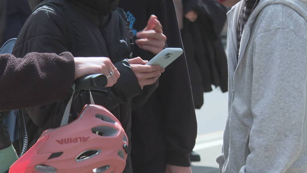 Smart, aber ohne Phone:  Junge SVP Säntis will Handys an Schulen verbieten