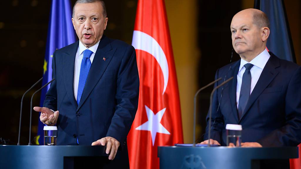 Bundeskanzler Olaf Scholz (r.) und Recep Tayyip Erdogan während ihrer gemeinsamen Pressekonferenz im Kanzleramt. Foto: Bernd von Jutrczenka/dpa
