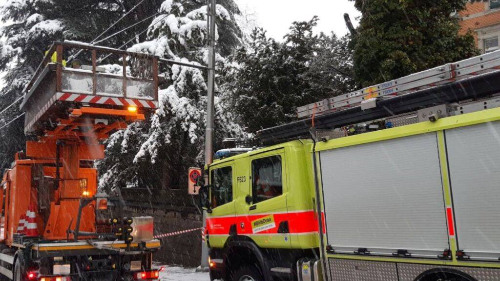 Die Feuerwehren im Kanton Zürich zählten 2500 Einsätze wegen des starken Schneefalls. Teils war schweres Gerät notwendig.