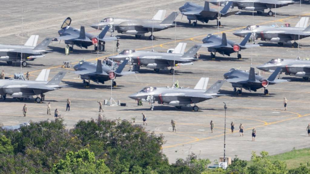 ARCHIV - US-Kampfjets des Typs F-35 stehen auf dem Rollfeld, während Militärangehörige zwischen den Flugzeugen auf dem Flughafen Jose Aponte de la Torre gehen. Foto: Alejandro Granadillo/AP/dpa