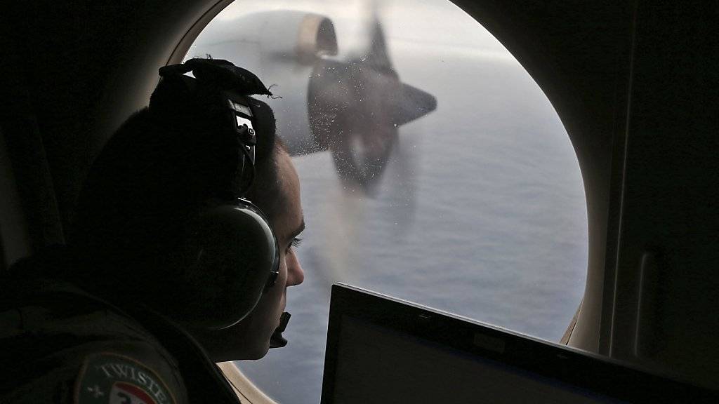 Ein australischer Offizier auf der Suche nach dem MH370-Wrack im indischen Ozean, wenige Wochen nachdem das Flugzeug verschwunden ist. (Archiv)