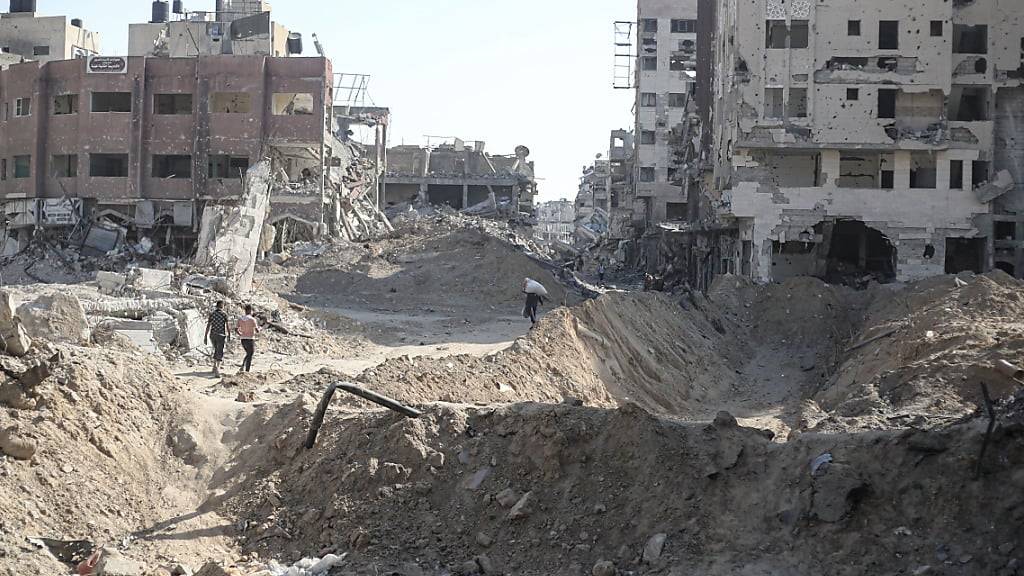 Ein Wohngebiet ist nach dem Rückzug der israelischen Streitkräfte aus Teilen von Chan Junis zerstört. Foto: Mohammed Talatene/dpa