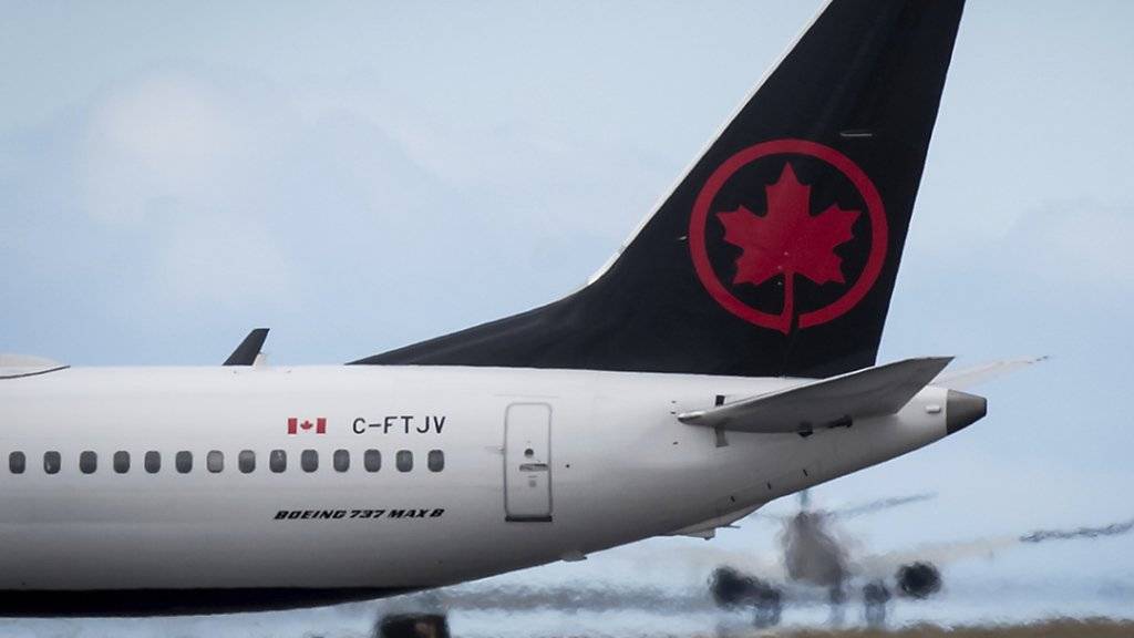 Nach der Landung einer Air-Canada-Maschine in Toronto wurde eine Passagierin versehentlich im Flieger eingeschlossen. Sie hatte vermutlich tief geschlafen. (Symbolbild)