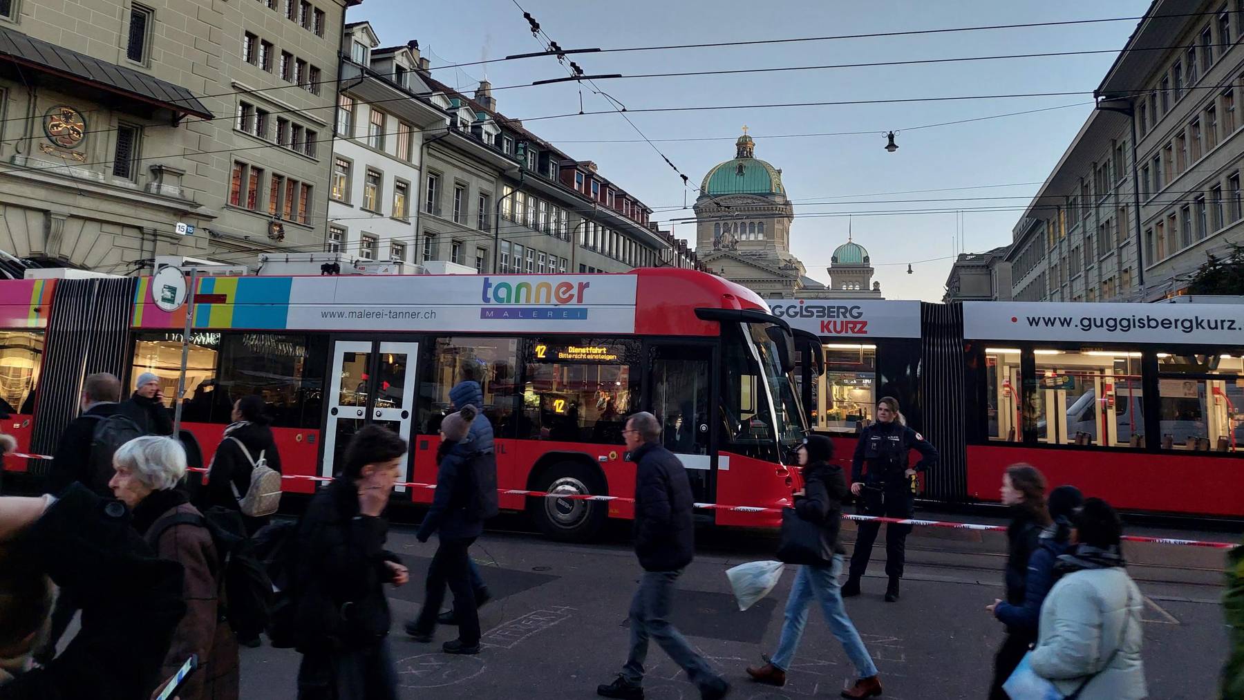 Trams dienen in Bern als Splitterschutz.
