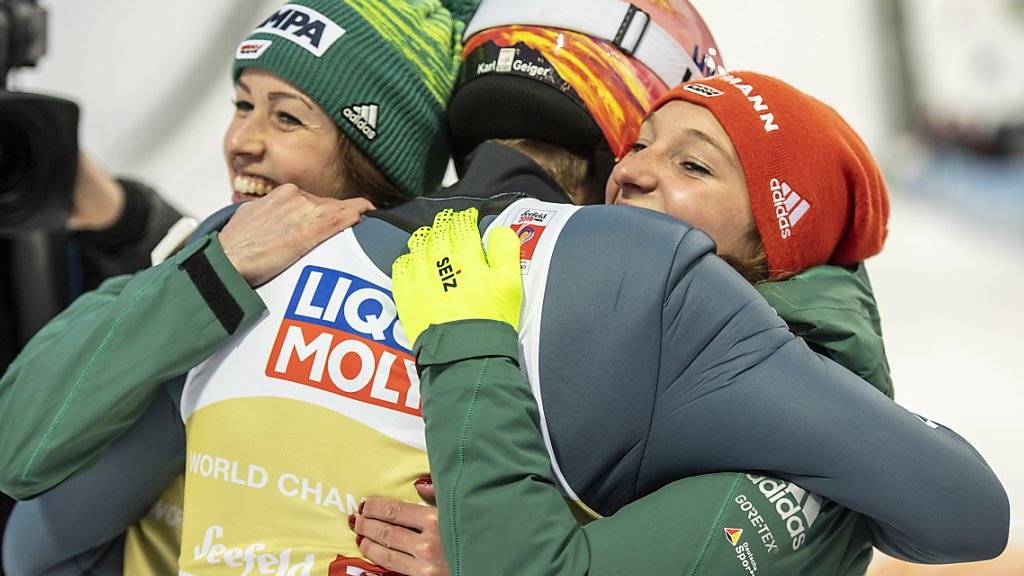 Jubel der Favoriten: Die deutschen Skispringer feiern ihren WM-Titel im Mixed