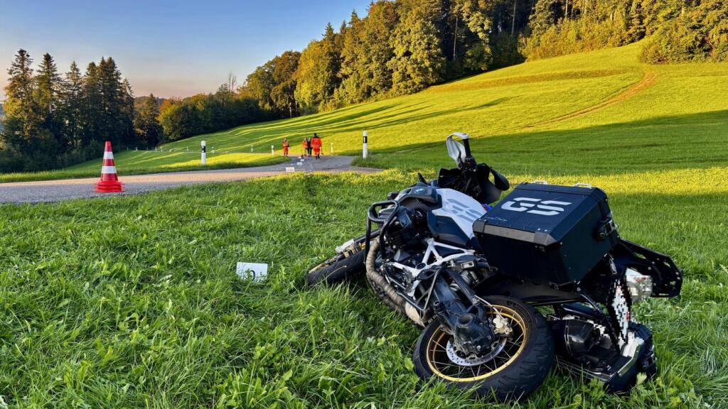 In einer Rechtskurve fuhr der 32-jährige Motorradfahrer geradeaus ins Wiesland und stürzte. Dabei verletzte er sich schwer.