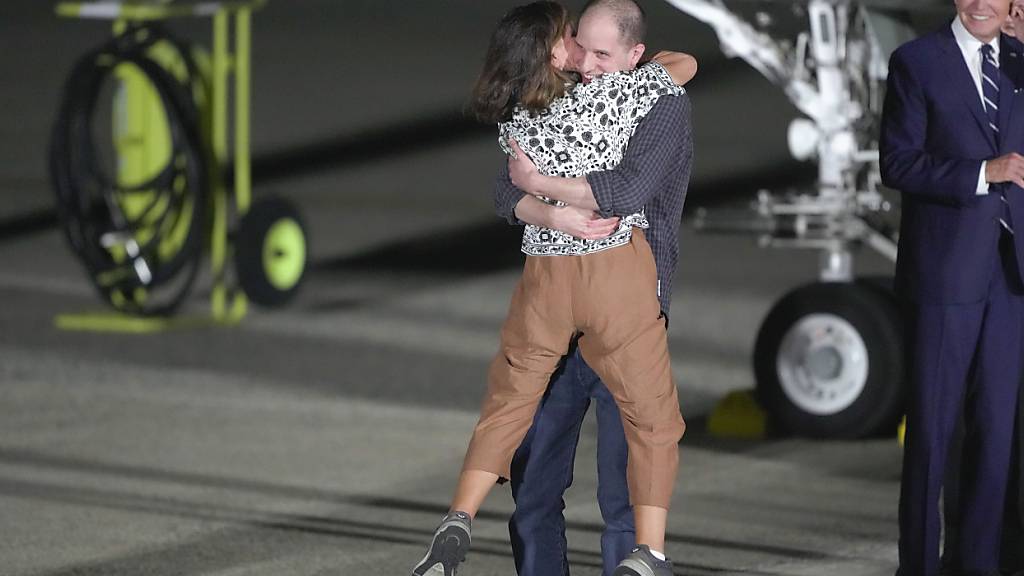 Der Reporter Evan Gershkovich (M) umarmt seine Mutter Ella Milman, während US-Präsident Joe Biden zuschaut. Foto: Manuel Balce Ceneta/AP/dpa