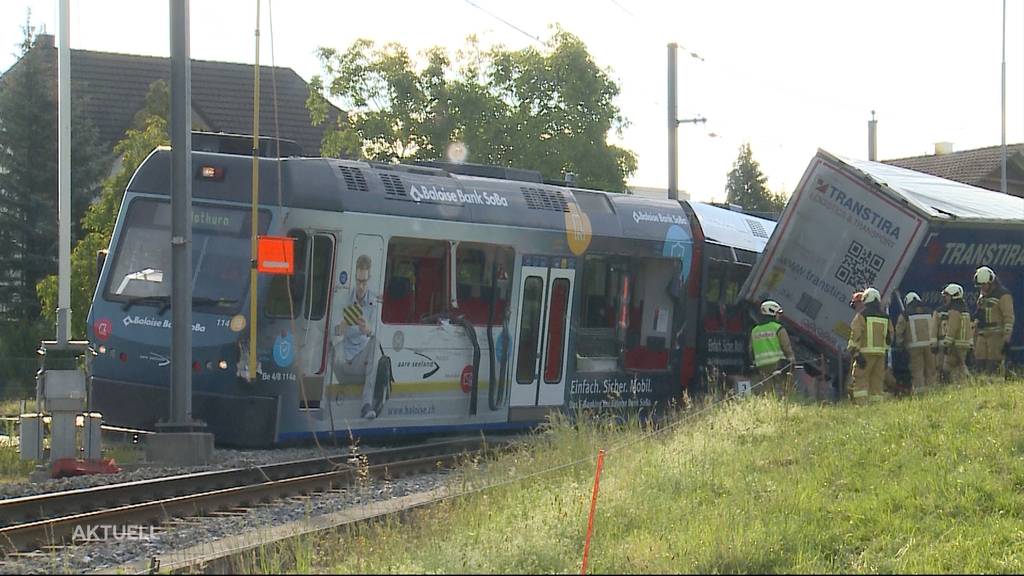 Zug-Insassen und Chauffeur hatten bei Zusammenprall von «Bipperlisi» und Sattelschlepper grosses Glück