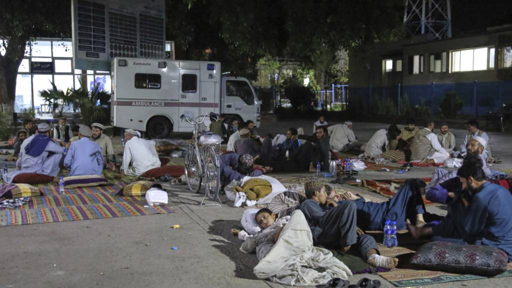 ARCHIV - Afghanen, die von einem starken Erdbeben betroffen sind, das am Sonntag, 31.08.2025, den Osten Afghanistans erschütterte, halten sich vor dem Nangarhar Regional Hospital auf. Foto: Siddiqullah Alizai/AP/dpa