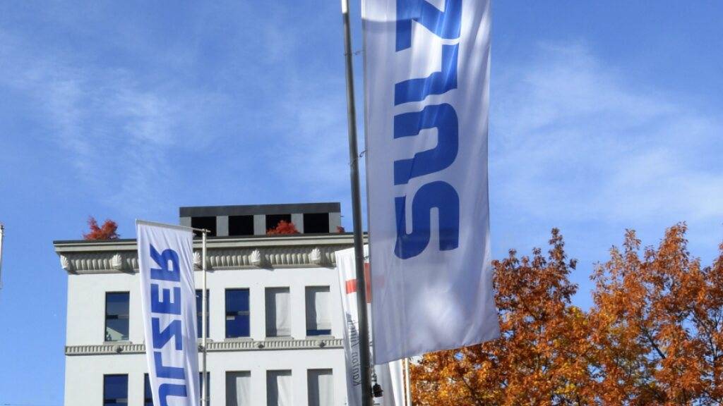 Fahnen mit dem Logo des Technologieunternehmens Sulzer flattern vor dem Hauptsitz im Wind (Archivbild).