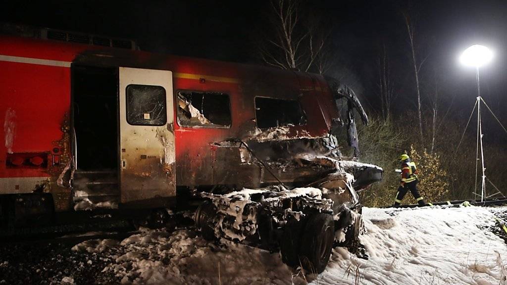 Zug rammt Lastwagen im deutschen Freihung - dann kam es zur Explosion