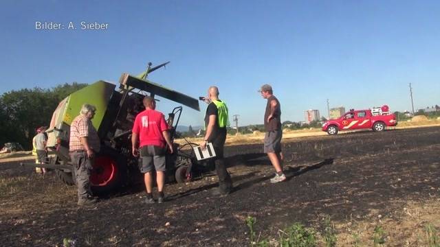 Ballenpresse fängt Feuer