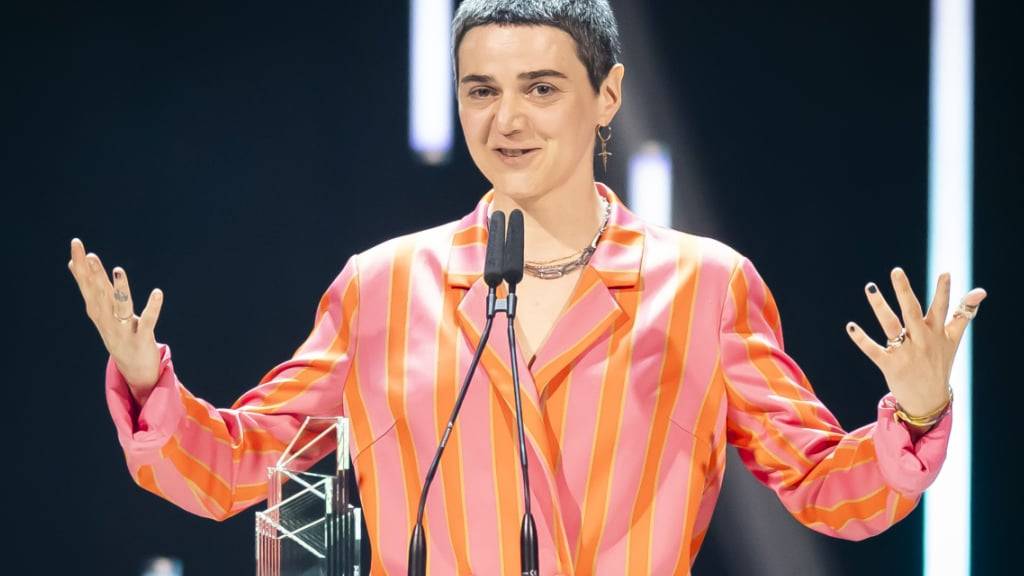 Die Regieperson Elene Naveriani gewinnt mit dem Film «Blackbird Blackbird Blackberry» drei Quartz-Trophäen an der Schweizer Filmpreis-Gala, unter anderem für den besten Schweizer Spielfilm.