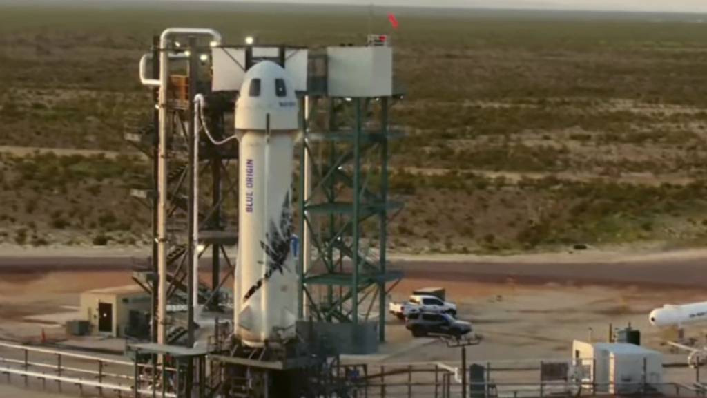 Die «New-Shepard»-Rakete von Blue Origin steht auf einer Startrampe. Amazon-Gründer Jeff Bezos ist zu einem Kurz-Ausflug ins Weltall gestartet. Der 57-Jährige hob am 20.07.2021 an Bord des Raumschiffes «New Shepard» seiner Firma Blue Origin vom US-Bundesstaat Texas aus ab. Foto: Uncredited/Blue Origin/AP/dpa - ACHTUNG: Nur zur redaktionellen Verwendung im Zusammenhang mit der aktuellen Berichterstattung innerhalb der nächsten 14 Tage und nur mit vollständiger Nennung des vorstehenden Credits