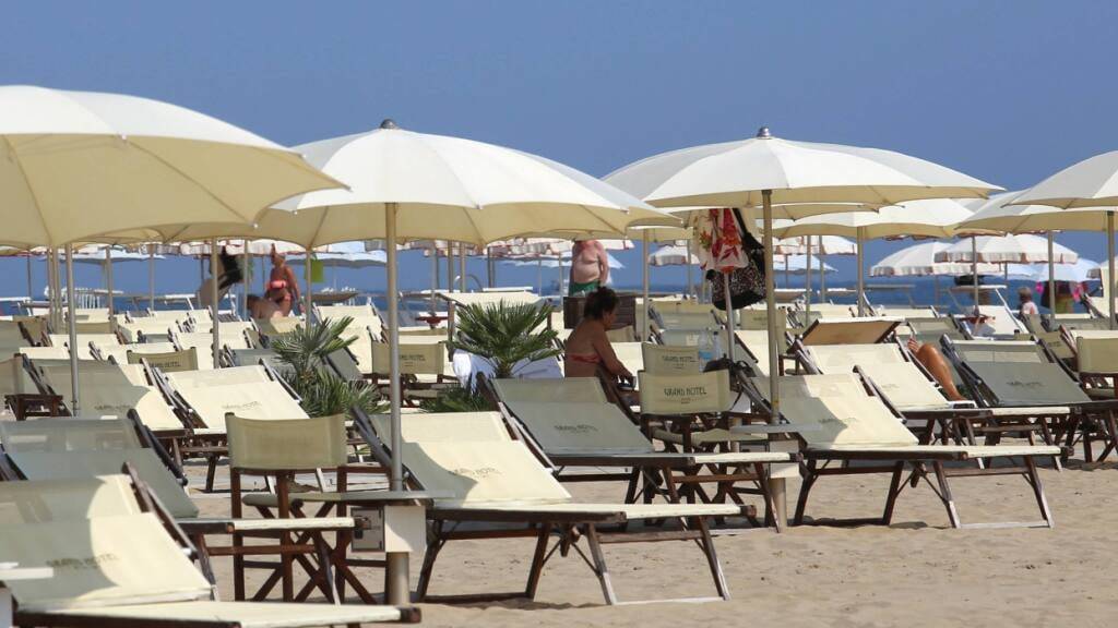 dpatopbilder - Überwiegend leere Sonnenliegen stehen am Strand des Badeortes. Foto: Roberto Brancolini/IPA via ZUMA Press/dpa