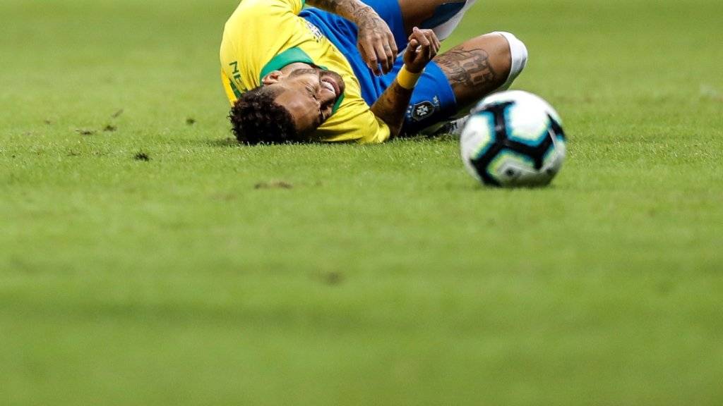 Neymar (am Boden) wird «verletzungsbedingt» nicht an der Copa America teilnehmen können