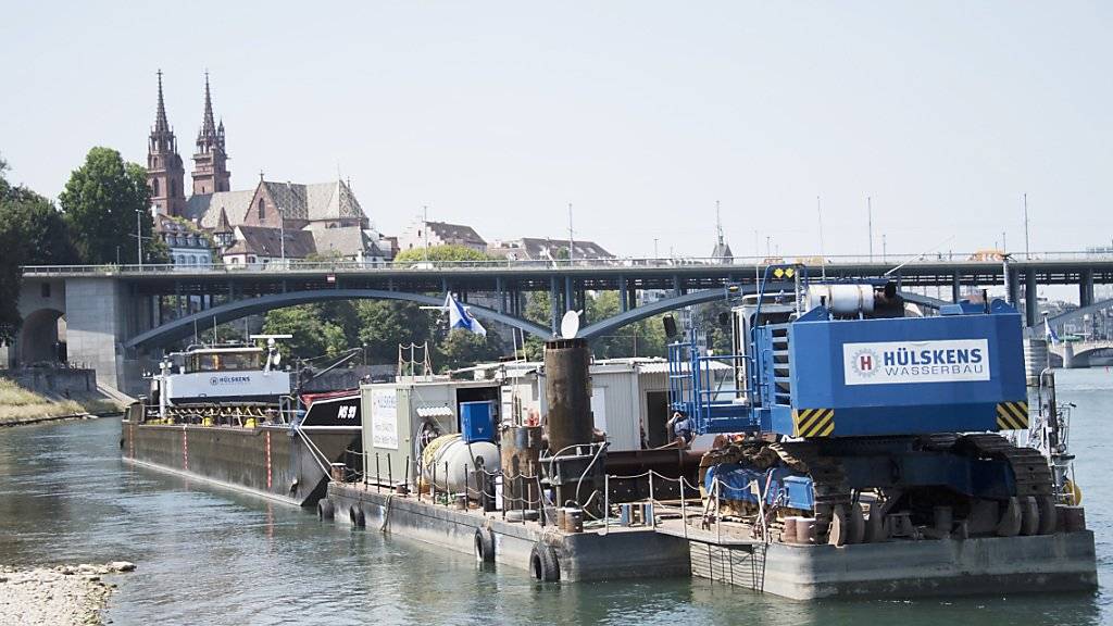 Mit schwerem schwimmendem Gerät wird in den nächsten Monaten in Basel die Schifffahrtsrinne im Rhein vertieft. (Bild: KEYSTONE/Georgios Kefalas)