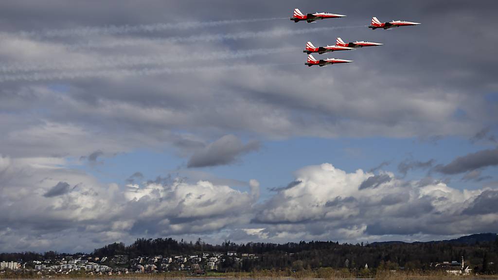 Die zuständige Nationalratskommission will eine Zukunft für die F-5-Tiger-Kampfjets, die auch von der Kunstflugstaffel Patrouille Suisse verwendet werden. (Archivbild)