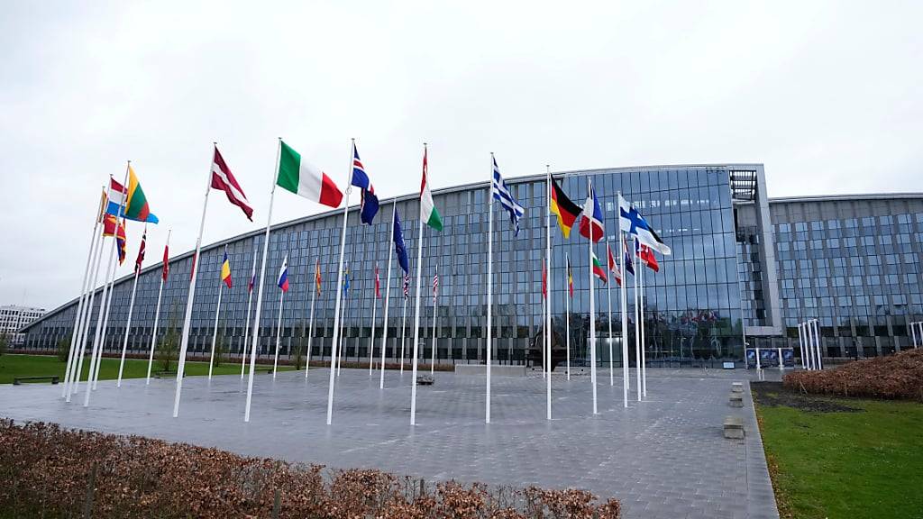 Die Flaggen der NATO-Mitgliedsstaaten flattern im Wind vor dem NATO-Hauptquartier. Die Nato-Außenminister kommen in Brüssel zusammen, um über Pläne für eine besser vorhersehbare, längerfristige Unterstützung der Ukraine zu beraten. Foto: Virginia Mayo/AP/dpa