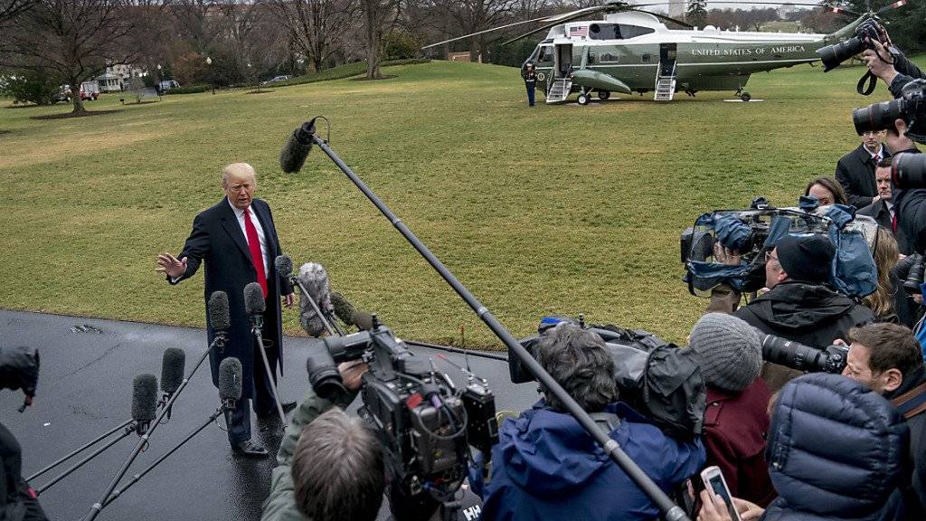 US-Präsident Trump wird vor seinem Flug zur CPAC-Jahreskonferenz von Journalisten belagert.